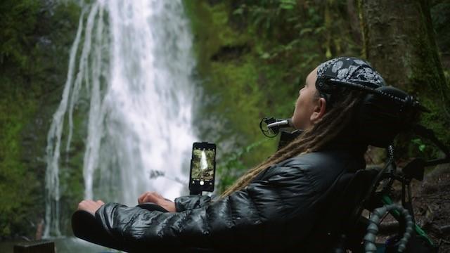 Una persona en silla de ruedas contempla una catarata