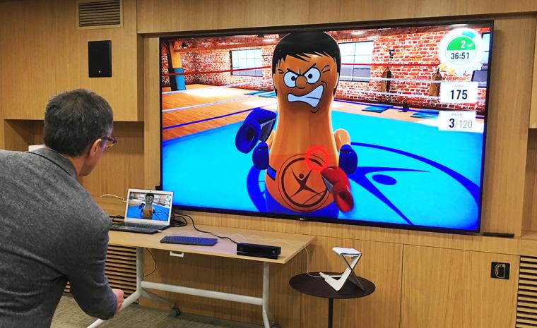 El CEO de Evolv, David Fried, muestra uno de los juegos que conforman VirtualRehab