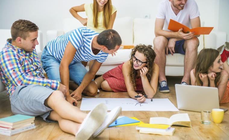 Varios j&oacute;venes universitarios estudian juntos en un apartamento