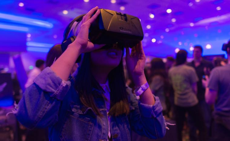 Una ni&ntilde;a utiliza unas gafas de realidad virtual