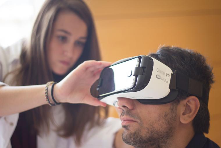 Un hombre utiliza unas gafas de realidad virtual