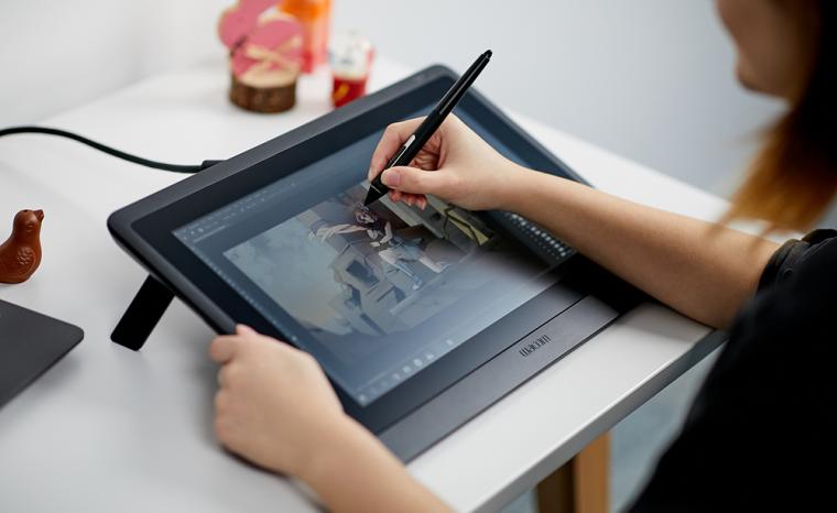 Imagen de una persona utilizando una Wacom Cintiq 16