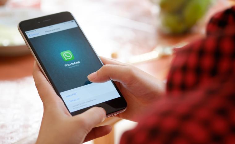 Una persona utiliza WhatsApp
