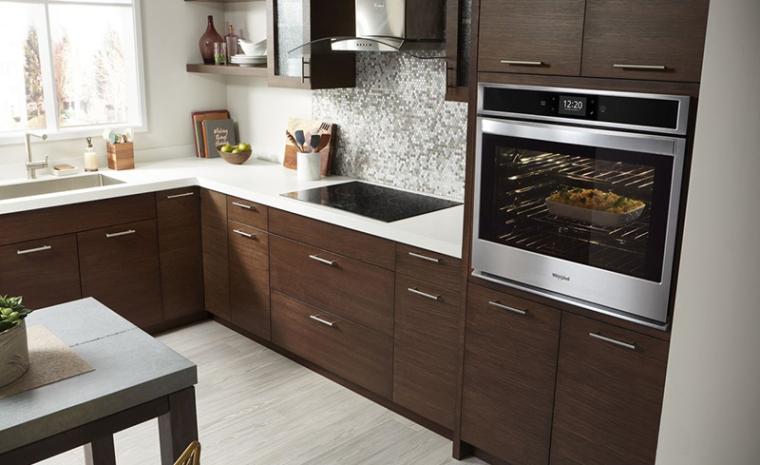 Imagen comercial de un horno Whirlpool Connected Hub