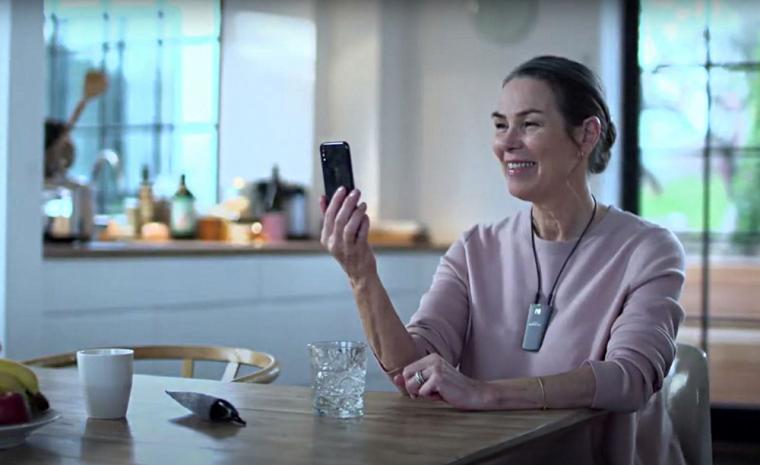 Una mujer usuaria de un aud&iacute;fono Widex contacta con su audioprotesista a trav&eacute;s de Remote Control