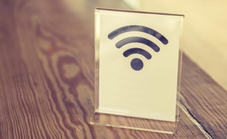 Fotograf&iacute;a de una se&ntilde;al de wifi encima de una mesa