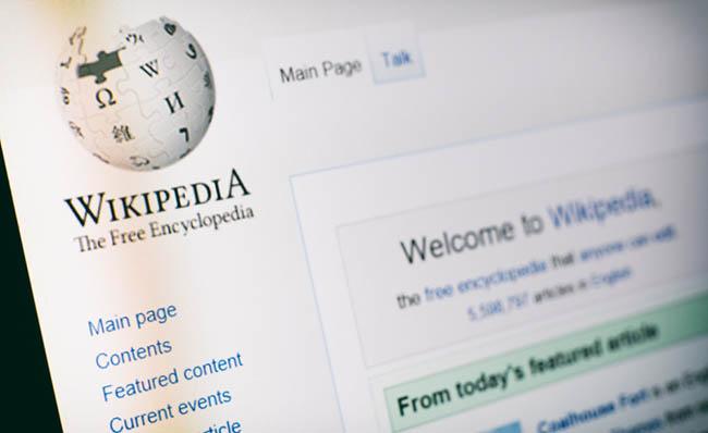 Imagen de la portada de Wikipedia en la pantalla de un ordenador