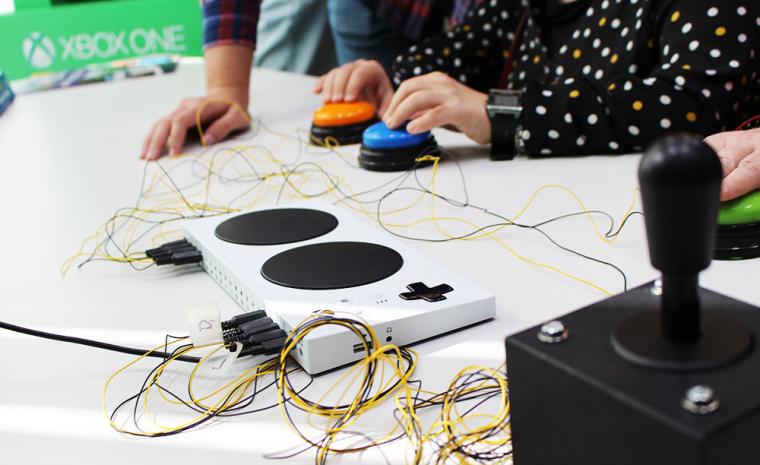 Varias personas utilizan el mando adaptado de Xbox mediante pulsadores