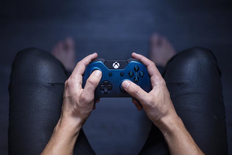 Una persona sujeta un mando de una consola Xbox One