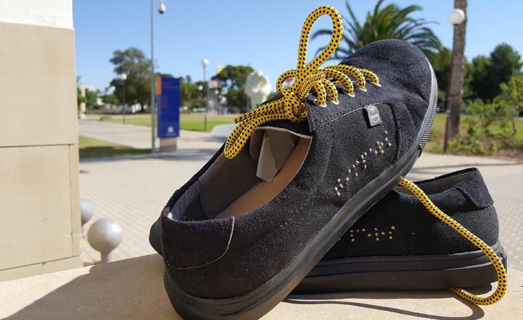 Imagen de dos zapatillas personalizadas en braille