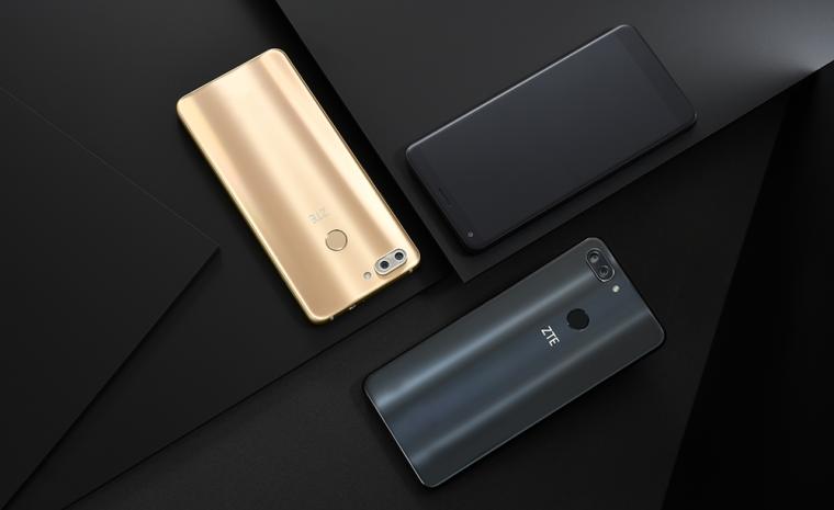 Varios ZTE Blade V9 de distintos colores sobre una superficie oscura