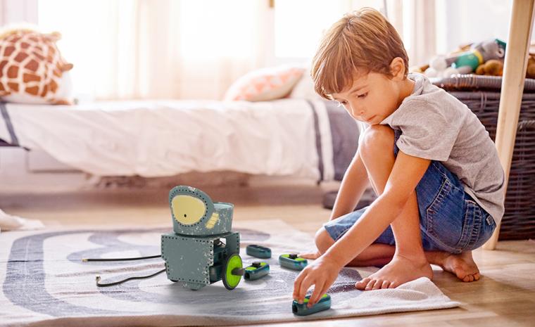 Un ni&ntilde;o juega con el Zum Kit Junior