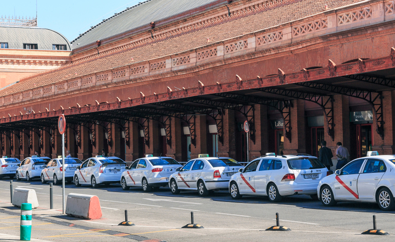 Una fila de taxis frente a la estaci&oacute;n de Atocha en Madrid