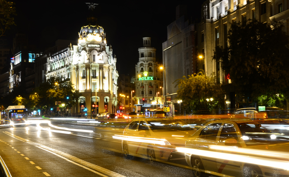 Unos taxis circulan por Madrid de noche