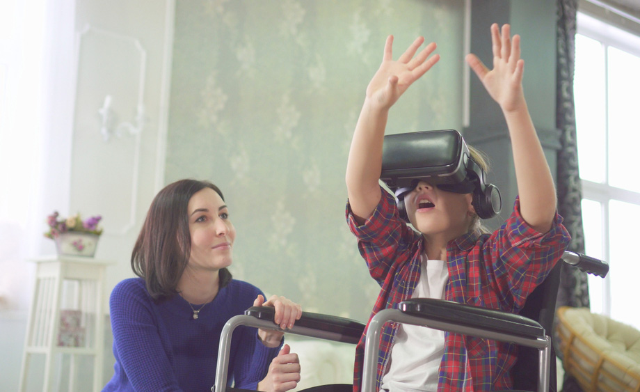 Un niño en silla de ruedas disfruta con unas gafas de realidad virtual