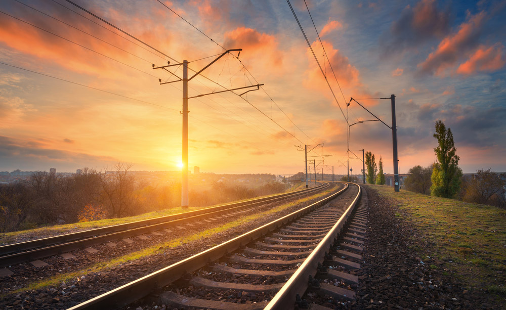 Fotograf&iacute;a de unas v&iacute;as de tren al atardecer