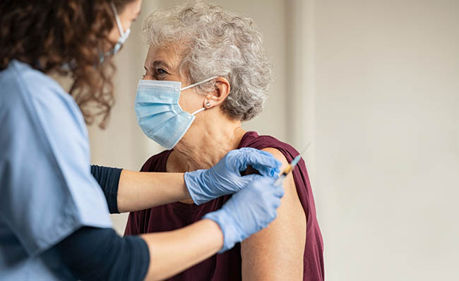 Una mujer mayor recibe una vacuna