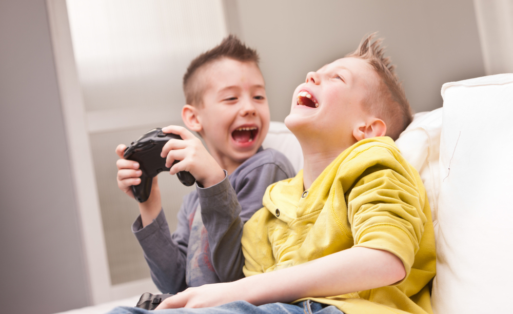 Dos niños se divierten jugando a un videojuego