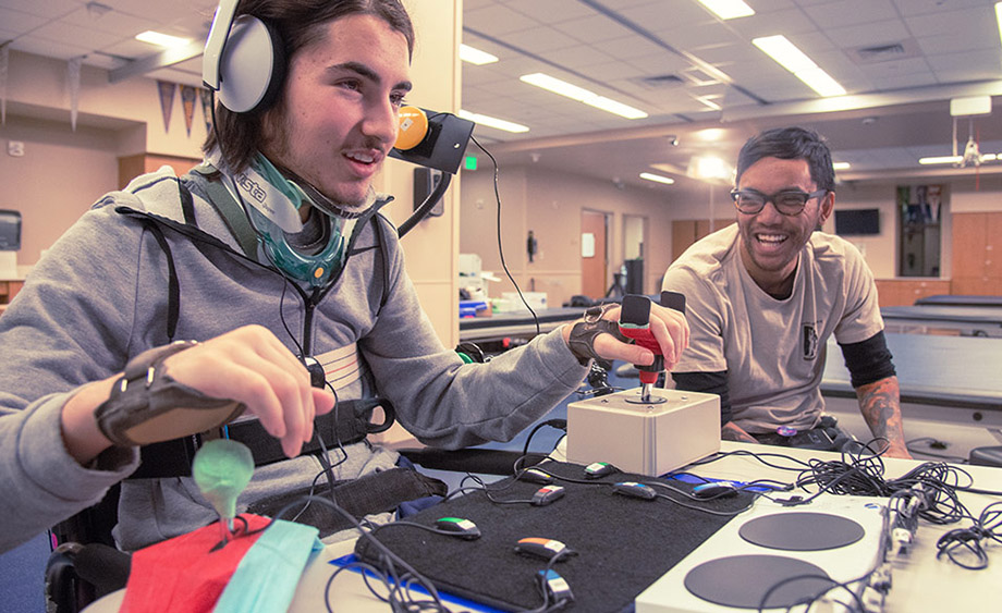 Un joven con discapacidad juega a videojuegos utilizando el Xbox Adaptive Controller