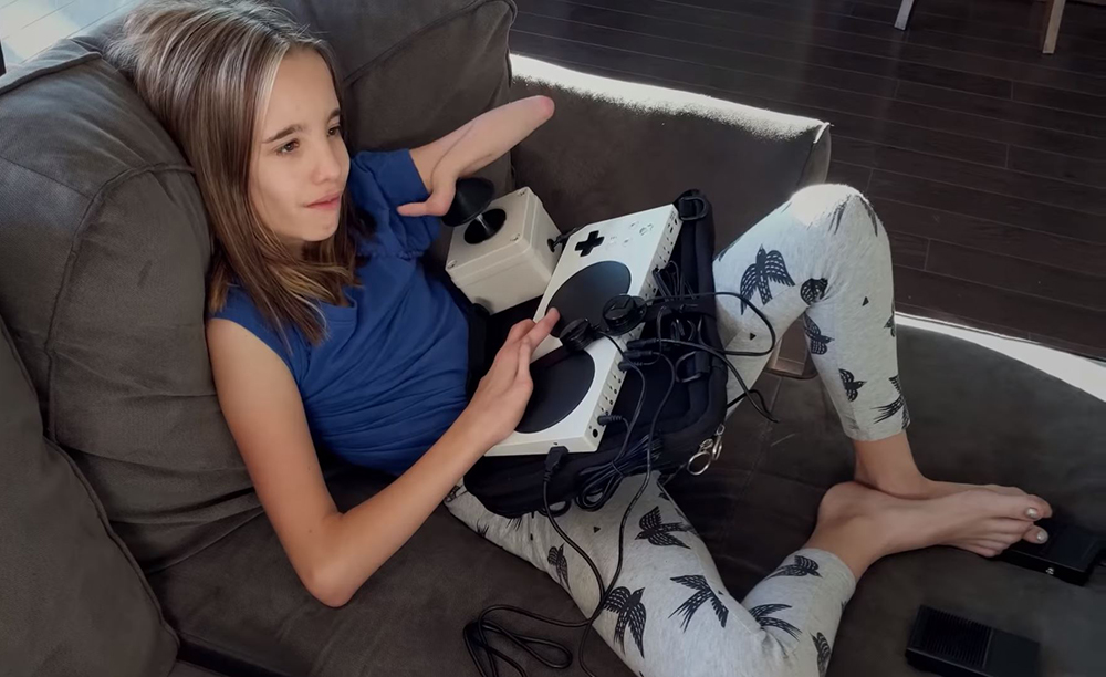 Una niña con discapacidad juega a la Xbox con un Adaptive Controller
