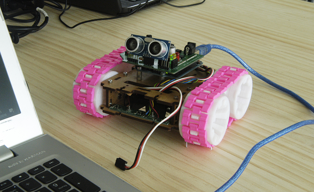 Un pequeño robot construido por los asistentes a las jornadas de formación
